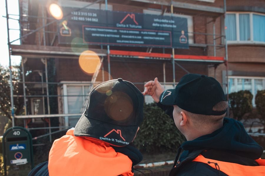 des couvreurs analysent un projet de toiture